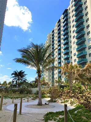 Property grounds - Beautiful Hollywood Corner Suite on the Beach, SPECIAL PROMOTION!!! (Hollywood)