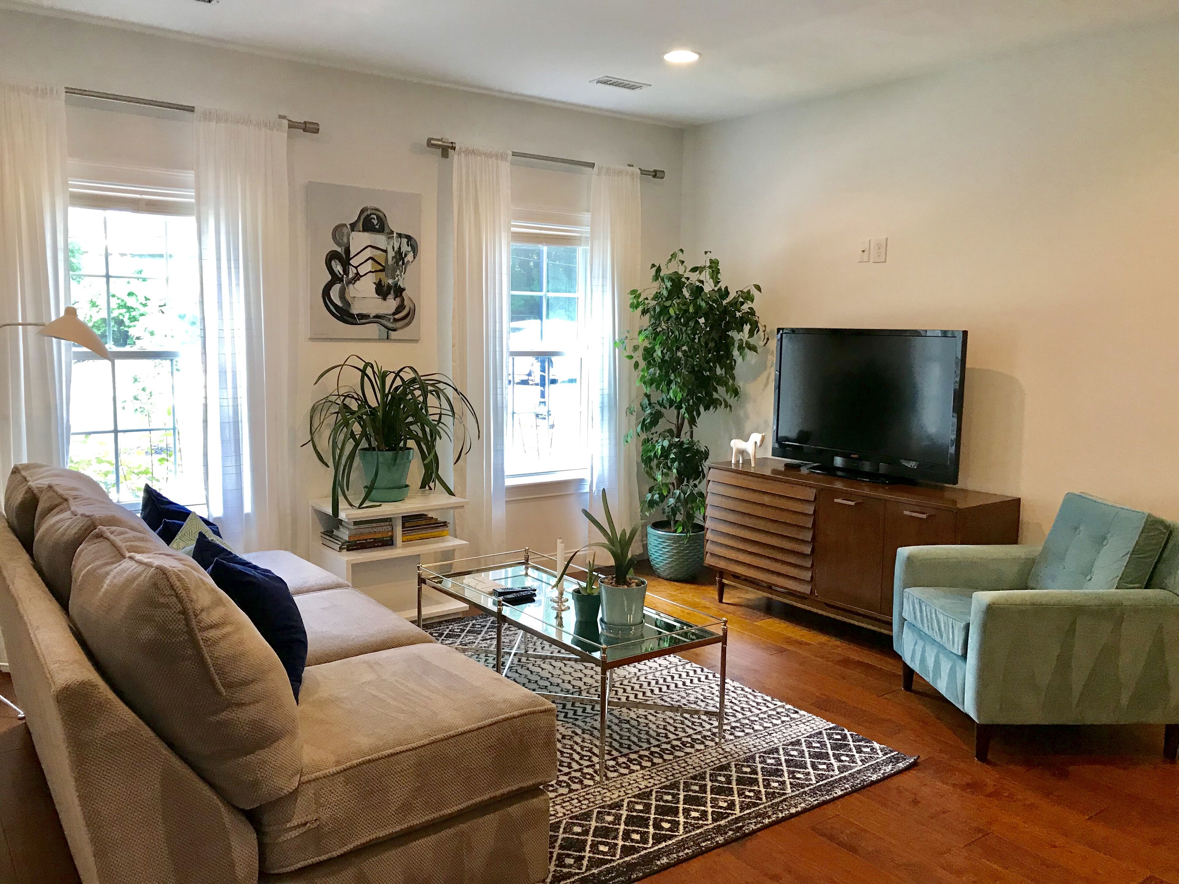 Stylish Townhouse End Unit! 1 mile - Track/Broadway! On Park+Trails. 