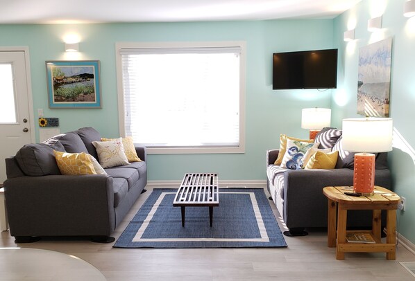 Smart TV, fireplace, Netflix, Hulu