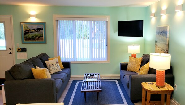 Smart TV, fireplace, Netflix, Hulu