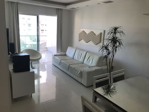 TV de tela plana, pebolim, mesa de pingue-pongue, aparelho de som