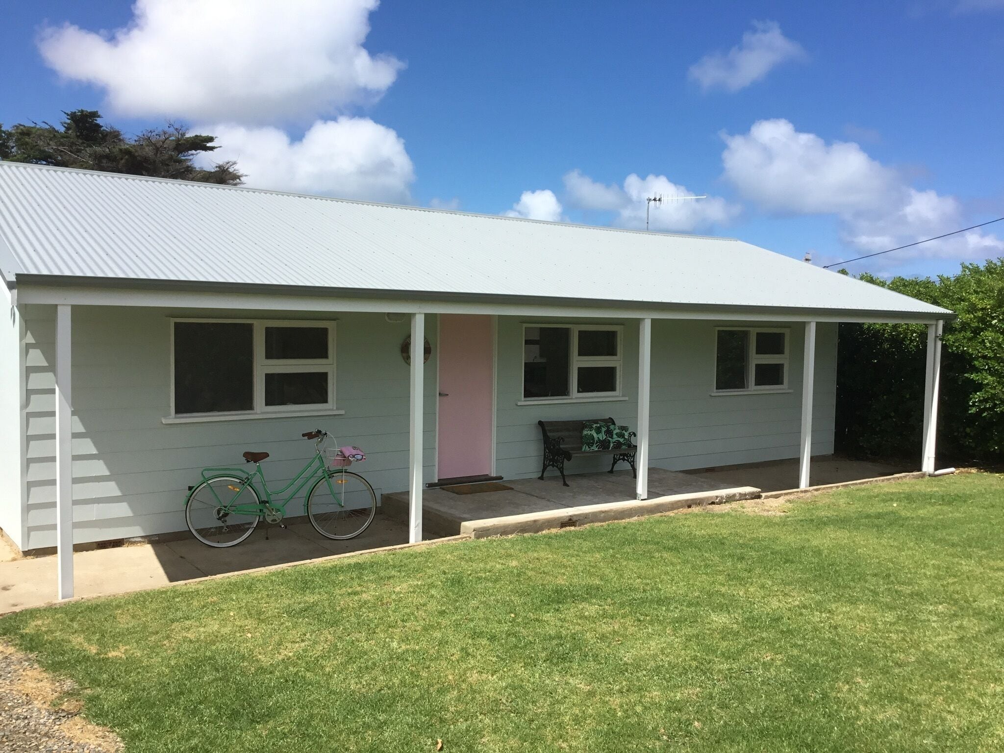Cute shack, perfect for Staycation! Walk to beach, cafes, Book April holidays