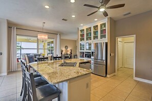 Geladeira, micro-ondas, cooktop, lava-louças