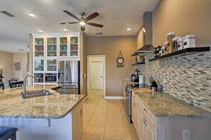Geladeira, micro-ondas, cooktop, lava-louças