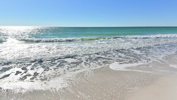 Beach - GREAT COTTAGE w/Heated Pool, Dog- See Note - Allowed |  Prime Beach Location  | Dog-Friendly | Sleeps 6 | Steps to Beach, Dining... (Holmes Beach)