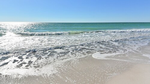 GREAT COTTAGE w/Heated Pool, Dog- See Note - Allowed |  Prime Beach Location  | Dog-Friendly | Sleeps 6 | Steps to Beach, Dining...