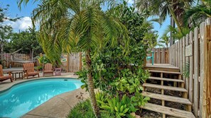 Utendørsbasseng og et oppvarmet basseng