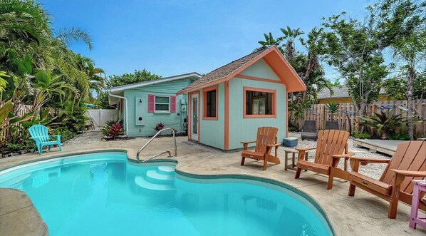 Outdoor pool, a heated pool - GREAT COTTAGE w/Heated Pool, Dog- See Note - Allowed, FREE WiFi/Trolley, Steps to Beach, Dining... (Holmes Beach)