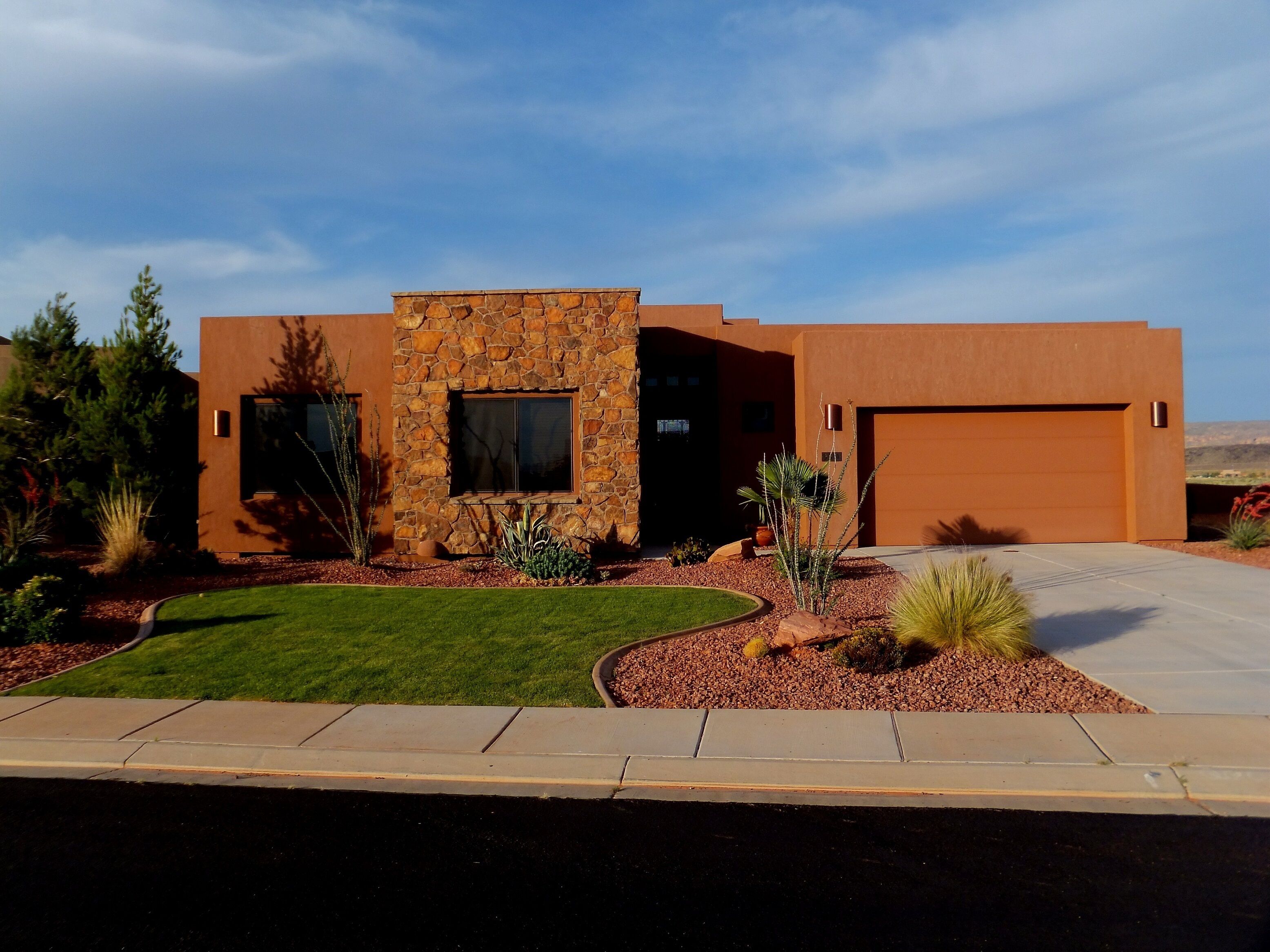 6 MTH MIN STAY - Privacy w/Roof Deck, Resort Pools, Lake, Dunes & 30 Min To ZION