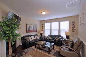 テレビ、暖炉、書斎 / ワークスペース