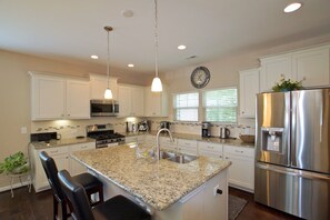 Refrigerador, microondas, lavavajillas y cafetera y tetera 