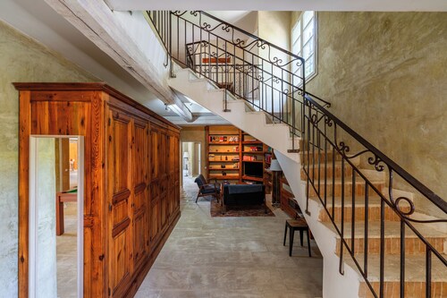 Large upscale property, 8 bedrooms 7 bathrooms,heating pool,sauna,air cond.,Golf