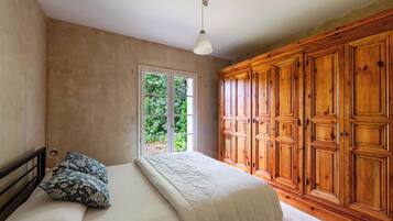 8 chambres, coffres-forts dans les chambres, bureau