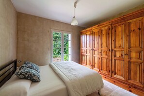 8 bedrooms, in-room safe, desk, iron/ironing board