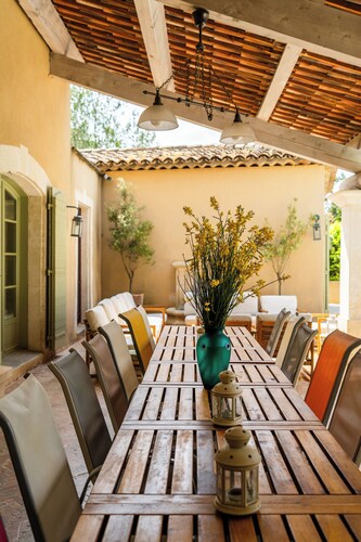 Villa 650m² 8 ch, 7 SdB, Piscine chauf., Sauna, A/C-Clim, Gym, Golf, Pkg, calme.