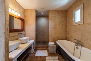 Baignoire, sèche-cheveux, bidet, serviettes fournies