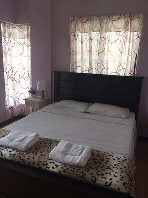 3 chambres, fer et planche à repasser, Wi-Fi, draps fournis