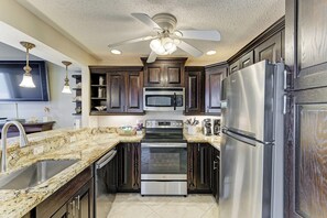 Kjøleskap, mikrobølgeovn, ovn og kokeplater