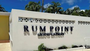 Schild für Rum Point, Grand Cayman.