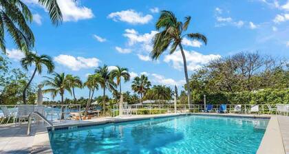 Sunset Island House # 16 - Ron Point - ¡Kayak, bicicleta y snorkel! por CaymanVacation