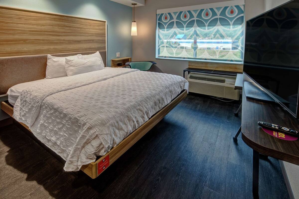 1 habitación, espacio para trabajar con laptop y cortinas blackout