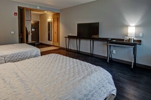 Habitación, 2 camas de matrimonio, accesible para personas con discapacidad, bañera | 1 dormitorio, espacio para trabajar con un portátil, cortinas opacas