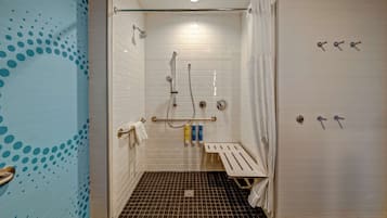 Quarto, 1 cama King, acessível (Roll-In Shower) | 1 quarto, espaço de trabalho para notebook, cortinas blackout