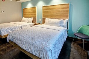 Quarto, 2 camas Queen | 1 quarto, cofres nos quartos, cortinas blackout