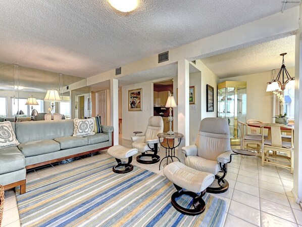 Télévision, lecteur de DVD, livres, vidéothèque