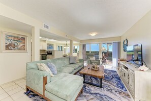 Télévision, lecteur de DVD, livres, vidéothèque