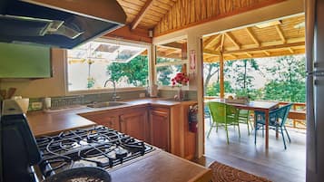 Casa de campo, 1 habitación, para no fumadores, vista parcial al océano | Cocina privada | Refrigerador con congelador, microondas, horno y parrilla de estufa