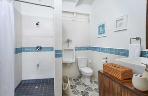 Panorama villa, 6 slaapkamers, uitzicht op oceaan | Badkamer | Een douche, handdoeken, zeep