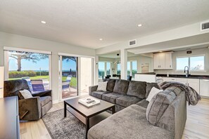 TV, DVD-spiller, bøker og filmbibliotek