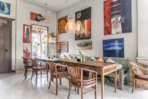 Frühstück, Mittagessen, Abendessen und Brunch werden serviert
