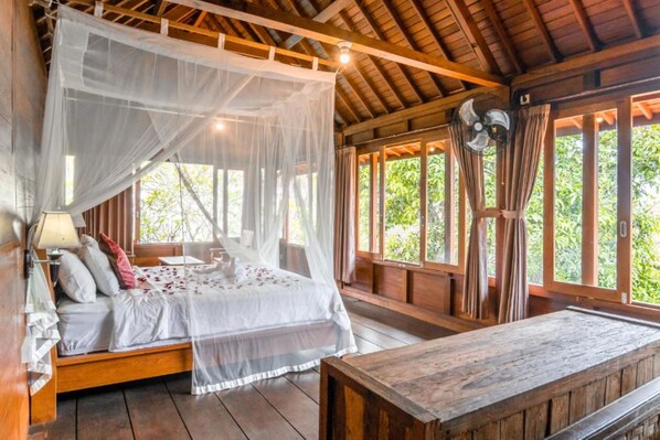 Individually decorated, individually furnished, desk, laptop workspace - Sari Bamboo Bungalows (Ubud)