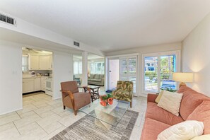 TV, DVD-spiller, bøker og filmbibliotek