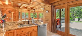 Rim Rock I Blanco, Log Cabin , Pool, Hot Tub, 10 acres of Nature to Explore