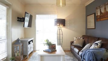 Smart TV, DVD player, livros, videoteca