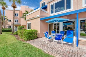 Outdoor dining - Unit #107 Sand Cay Beach Resort Pool and Garden View (Longboat Key)