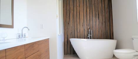 吹风机、毛巾、肥皂、洗发水