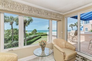 Télévision, lecteur de DVD, vidéothèque