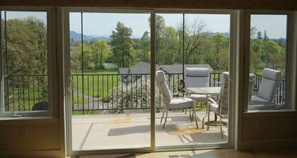 Comfy, Well-Appointed Guest House with a Beautiful View!