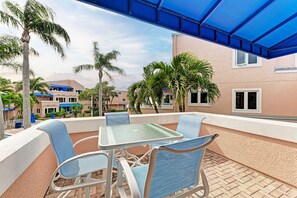 Outdoor dining - Unit #209 Sand Cay Beach Resort Pool View (Longboat Key)