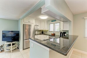 Kylskåp, mikrovågsugn, ugn och spishäll