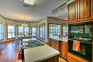 Geladeira, micro-ondas, cooktop, lava-louças