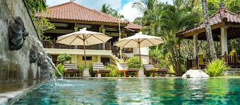 Balis feinste, luxuriöse Villa Tunjung mit privatem Pool und Personal - 10 Minuten vom Strand entfernt