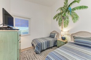 2 bedrooms, iron/ironing board, WiFi, bed sheets - Unit #311 Sand Cay Beach Resort Pool View (Longboat Key)