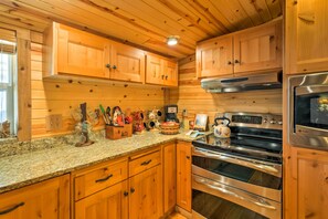 Refrigerador, microondas, parrilla de estufa y cafetera y tetera 