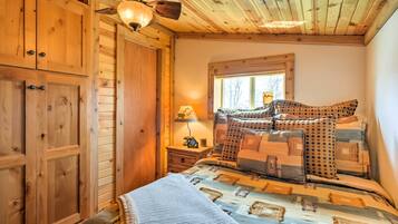 2 bedrooms, iron/ironing board, internet, bed sheets