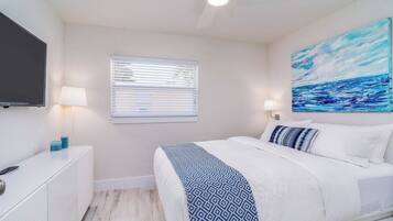 1 quarto, ferros/tábuas de passar roupa, berço de viagem